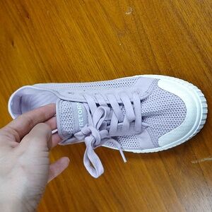 TRETORN lavender color shoes
